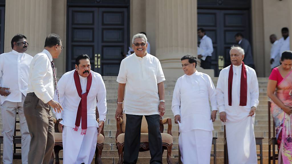 Sri Lankas neuer Präsident Gotabaya Rajapaksa (Mitte) hat vorgezogene Neuwahlen angekündigt.