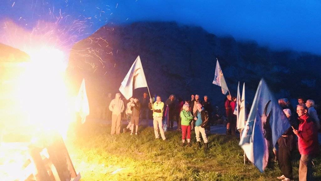 In Mürren im Berner Oberland protestierte die Alpen-Initiative am Samstagabend mit einem Mahnfeuer gegen die Zerstörung der Alpen als Folge des Klimawandels.