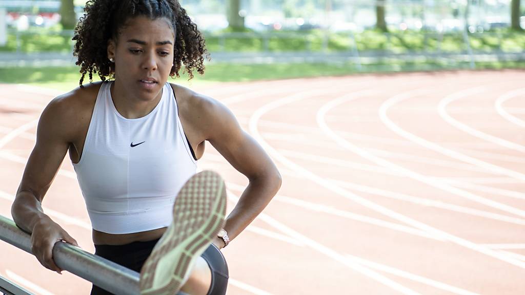 Mujinga Kambundji dehnt beim Training in Bern ihre Muskeln für den Einsatz bei Weltklasse Zürich.