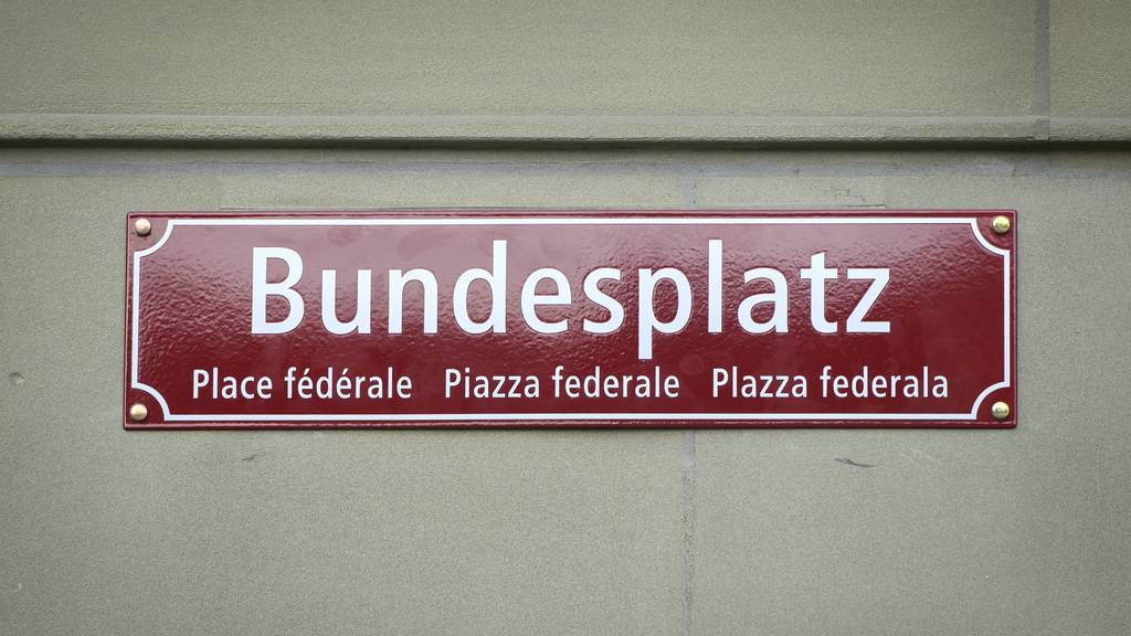 Und so sehen die neuen, viersprachigen Strassenschilder am Bundesplatz in Bern im Detail aus.