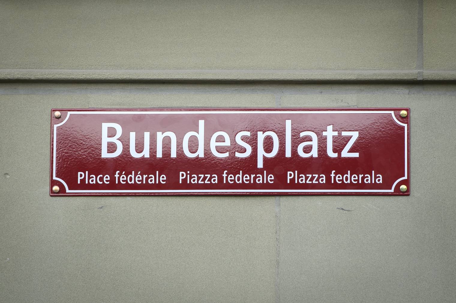 Und so sehen die neuen, viersprachigen Strassenschilder am Bundesplatz in Bern im Detail aus.