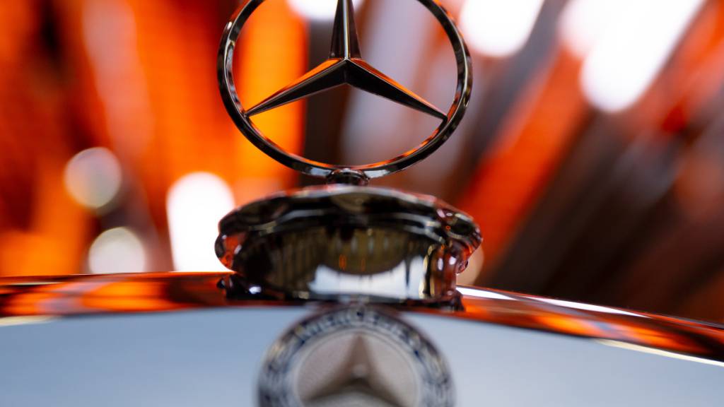 Gewinneinbruch, Absatzrückgang, Sparprogramm - und trotzdem eine ordentliche Dividende? Ein Umwelt- und ein Aktionärsverband kritisieren die Höhe der Mercedes-Dividende. (Archivbild)