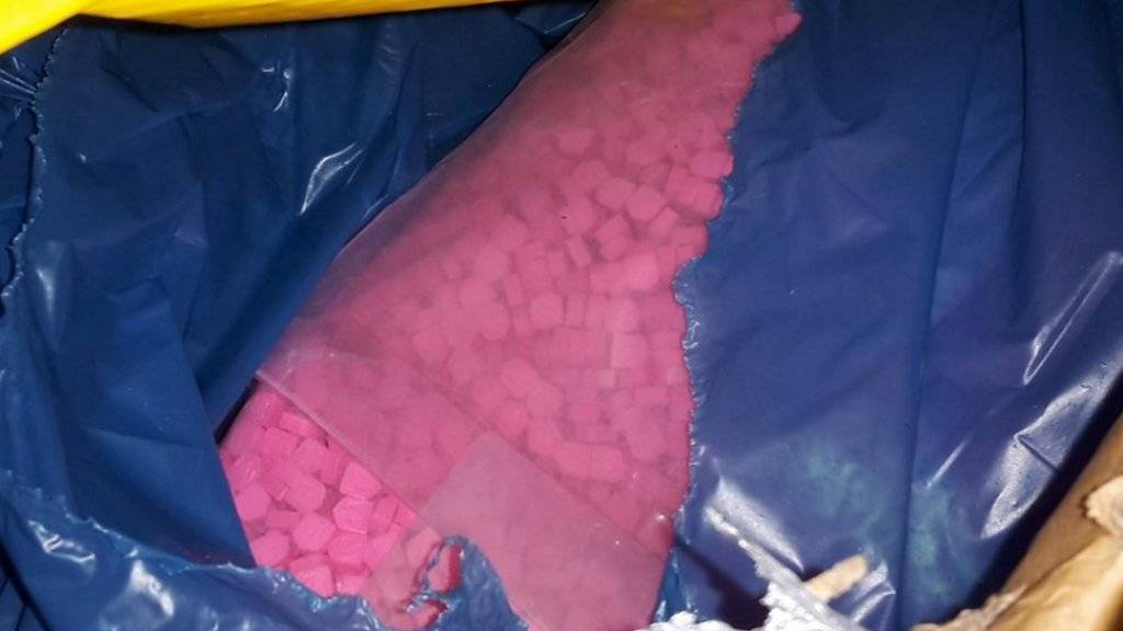 Ganze 250 Kilogramm Ecstasy-Tabletten hat eine deutsche Zollbeamtin in Regensburg in einem Lastwagen entdeckt.