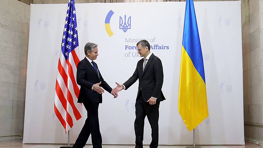 Dmytro Kuleba (rechts), Außenminister der Ukraine, und Antony Blinken, Außenminister der USA, geben sich die Hand. Nun hat Blinken angekündigt, dass die US-Regierung zwei Milliarden US-Dollar für militärische Zwecke der Ukraine zur Verfügung stellen werde. Foto: ---/ukrin/dpa