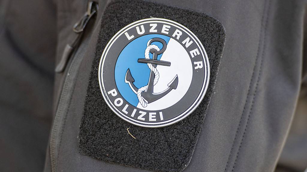 Die Luzerner Polizei prüft intern drei Schussabgaben. (Archivbild)
