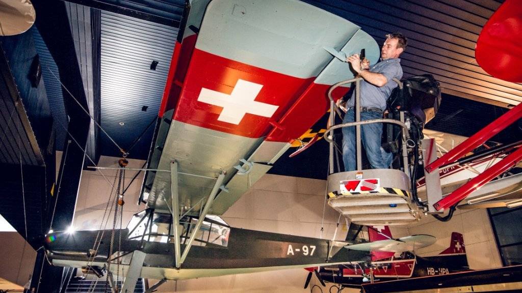 Das legendäre Rettungsflugzeug Fieseler Storch wird aus der Halle Luftfahrt des Verkehrshauses der Schweiz abgehängt, damit es wieder flugfähig gemacht werden kann.