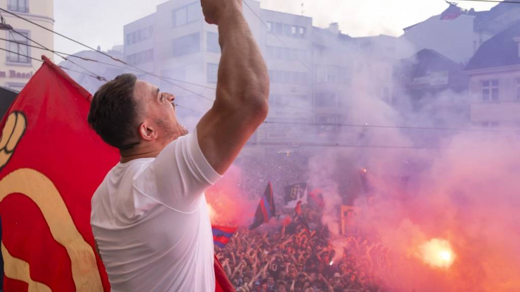 Xherdan Shaqiri heizt den Fans auf dem Barfüsserplatz ein