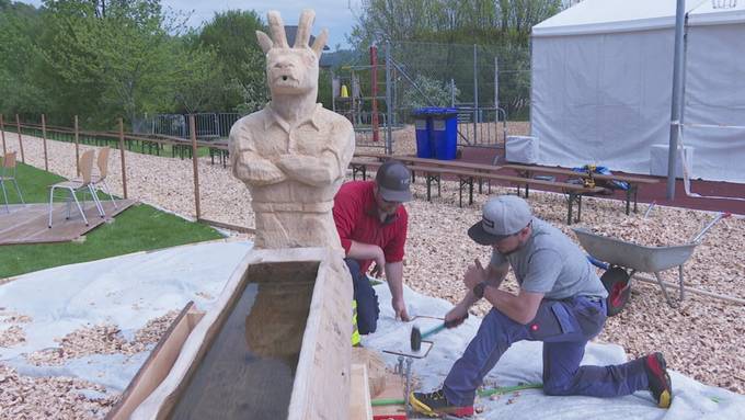 Saisonauftakt: Am Wochenende findet das erste Kranzfest des Jahres statt – wir sind beim Aufbau dabei