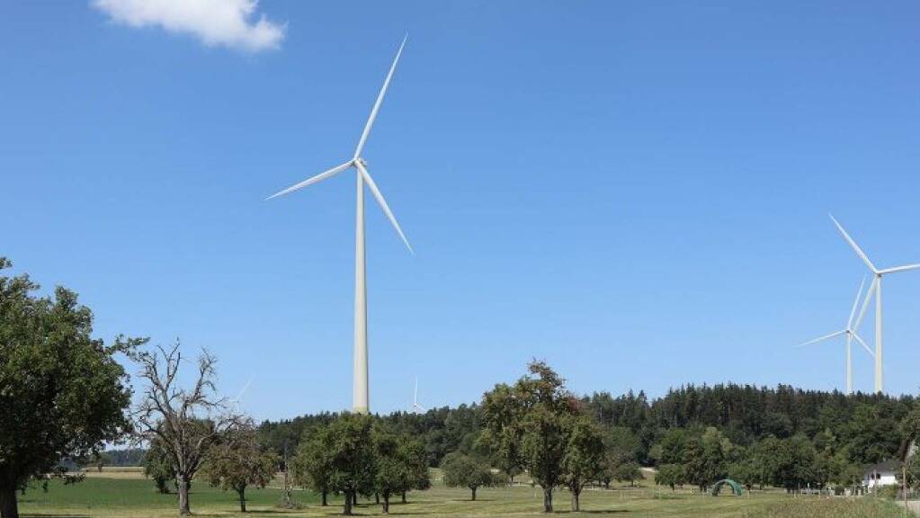 Die EKZ planen in Thundorf den Bau einer Windenergie-Anlage mit acht grossen Windrädern. (Visualisierung)