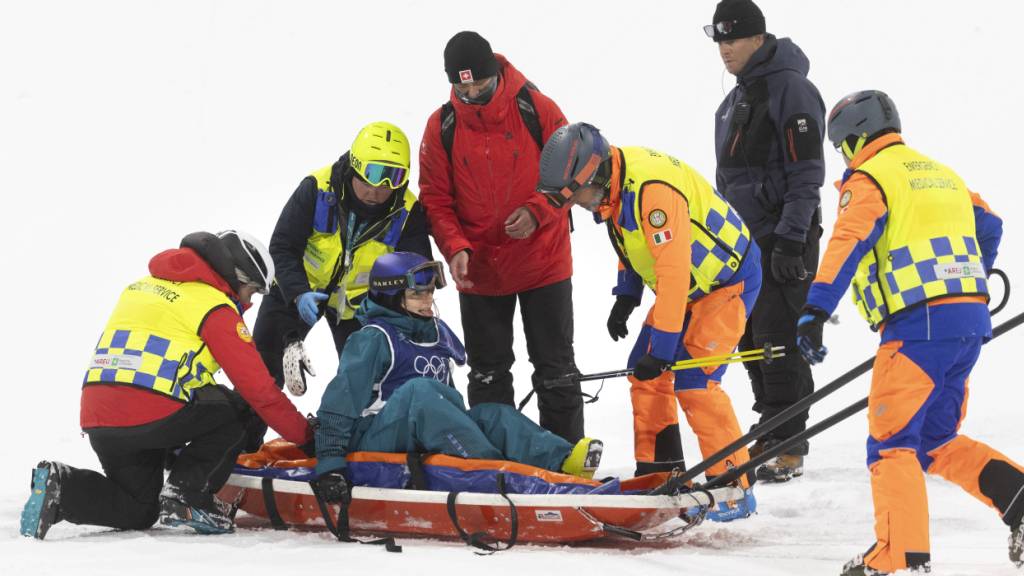 Mathilde Gremaud sitzt im Rettungsschlitten