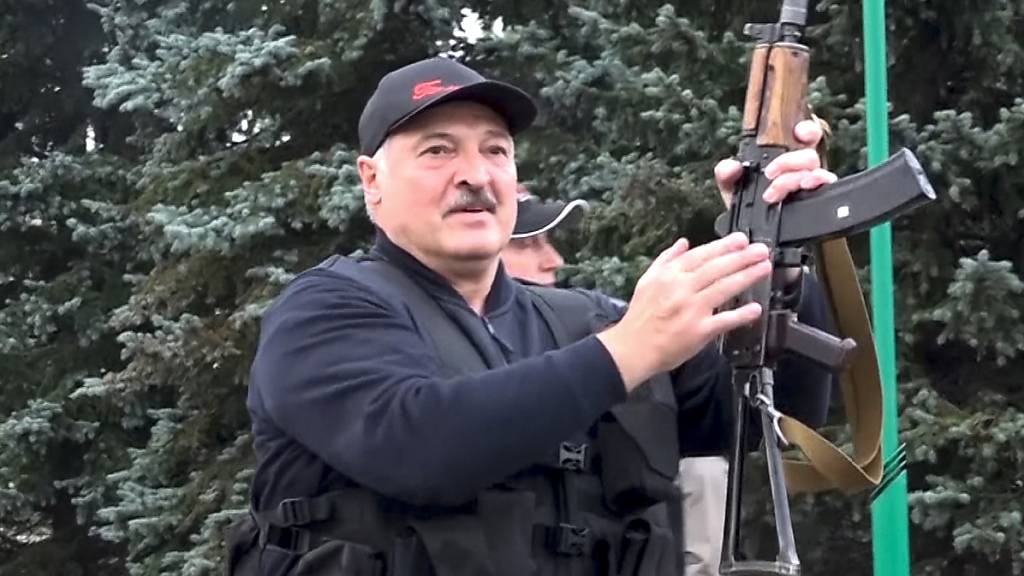 Der belarussische Diktator Alexander Lukaschenko hantiert mit einem Maschinengewehr (Archivbild).