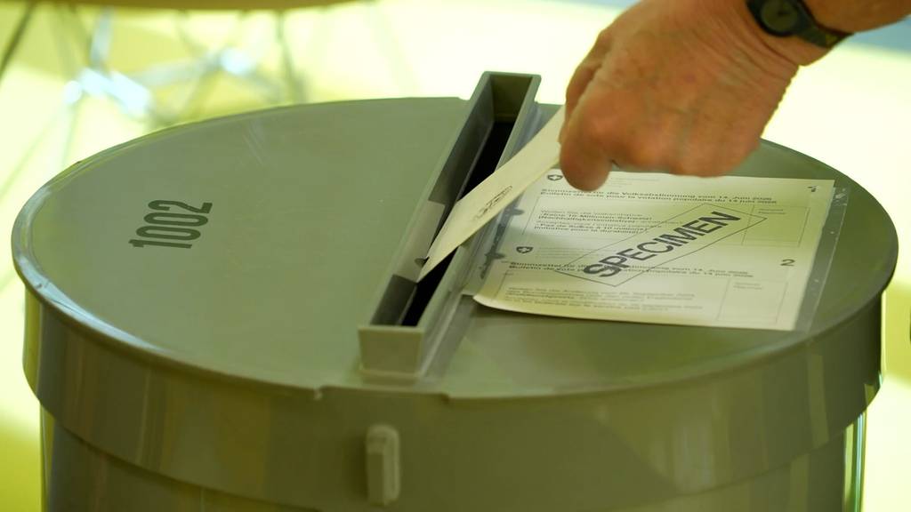 Das Schweizer Volk stimmt ab - Abstimmungsbüros bereiten sich vor