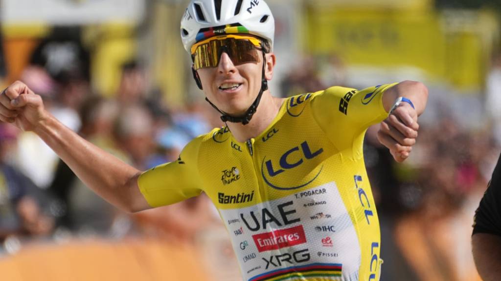 Tadej Pogacar lässt auf dem Weg nach Alpe d'Huez die Muskeln spielen