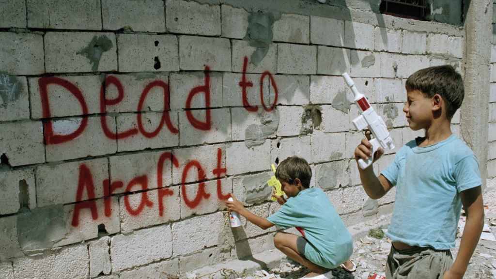 Besteht bereits seit Jahrzehnten, wie dieses Bild aus dem Jahr 1993 zeigt: Das palästinensische Flüchtlingslager Ain al Hilweh im Libanon wird jetzt eingemauert. (Archivbild)