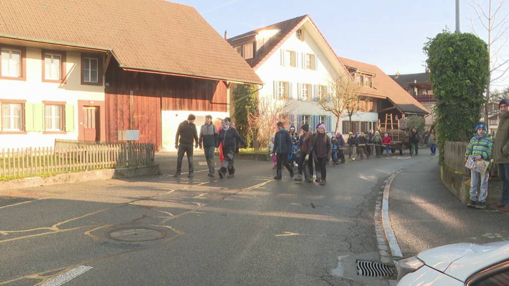 Schwerarbeit: In Staufen entsteht das grosse Silvesterfeuer