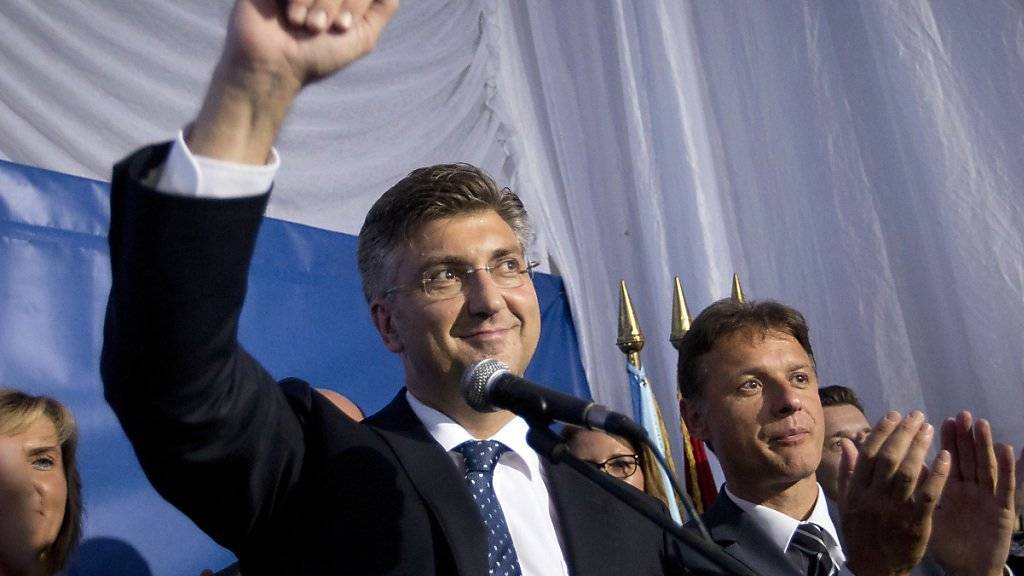 Parteichef Andrej Plenkovic jubelt über den Wahlsieg seiner konservativen HDZ. Die Partei verfehlte aber die Regierungsmehrheit.