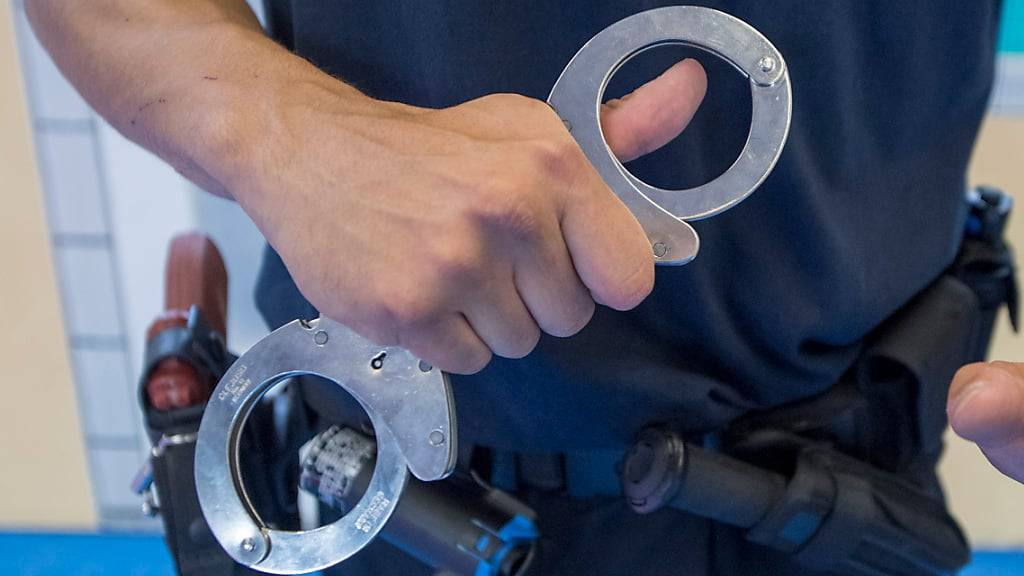 Die Luzerner Polizei hat zwei mutmassliche Drogendealer festgenommen. (Symbolbild)
