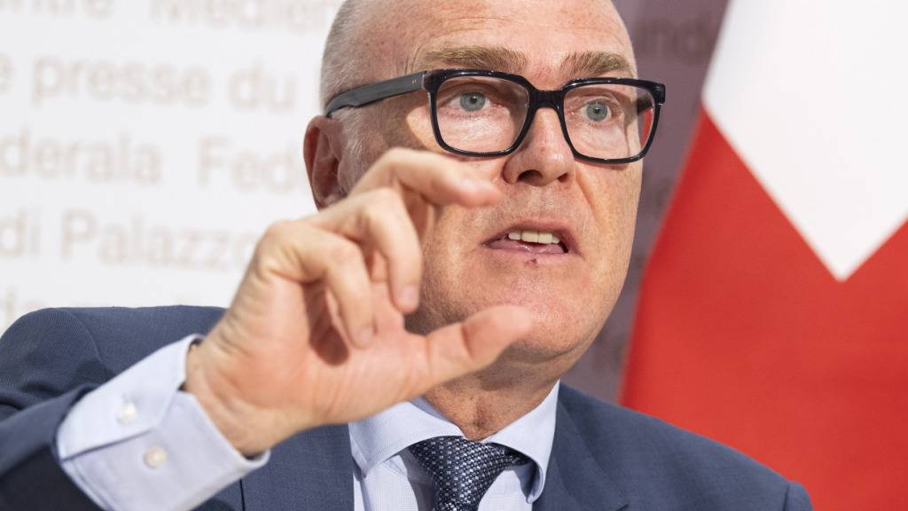 Verteidigungsminister Martin Pfister steht vor einer schwierigen Aufgabe: Er muss im Parlament die umstrittene Mehrwertsteuererhöhung zugunsten der Armee verteidigen - gegen grossen Widerstand. (Archivbild)