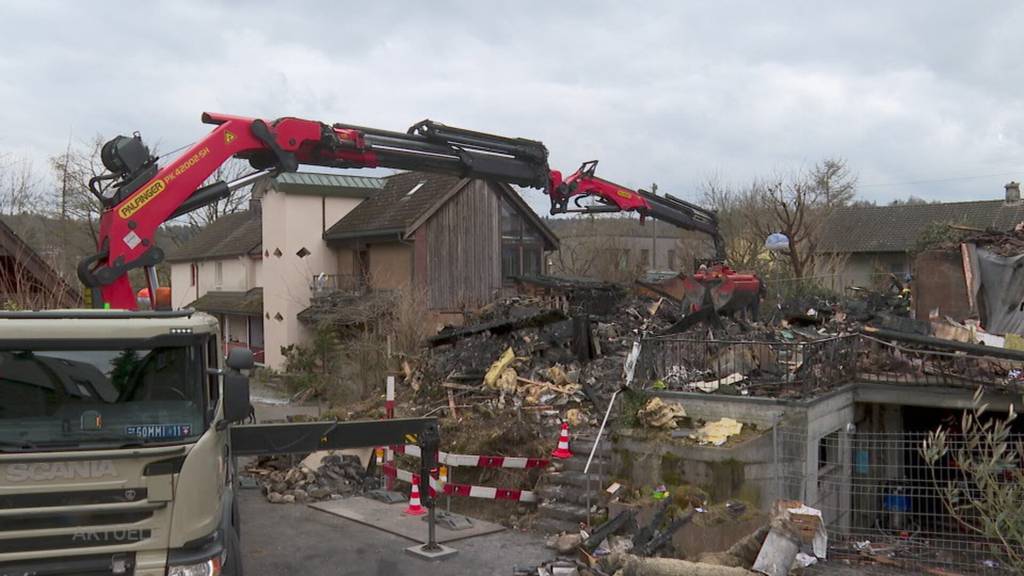 Gefährliche Bergung: Die Suchaktion nach dem Brand in Staufen muss wegen Gas unterbrochen werden