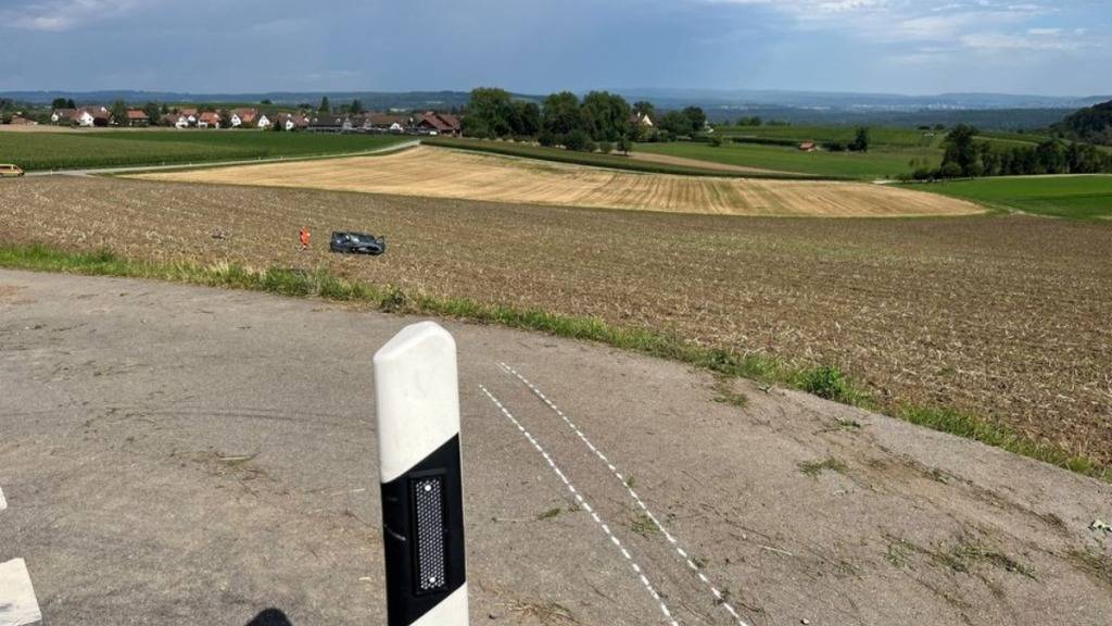 Das Auto landete aus der Linkskurve heraus nach 100 Metern auf dem Acker.