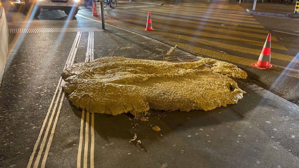 An der Zentralstrasse in Luzern trat im Januar 2023 ein Speisefettklumpen aus der Kanalisation aus.