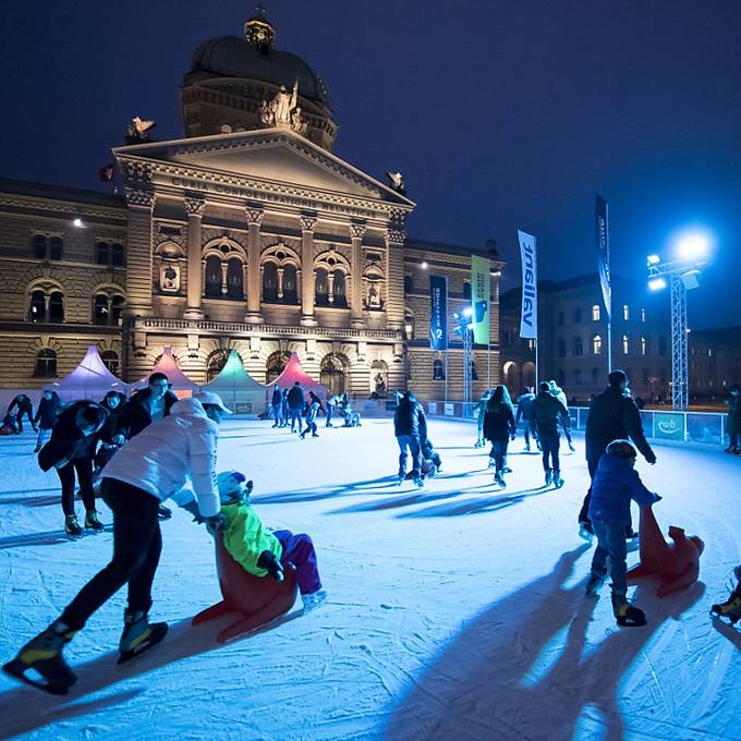 Vor dem Bundeshaus wird im Winter auf Kunsteis «geschlööflet»