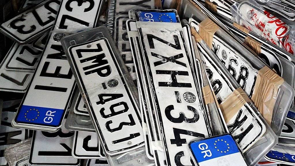 Viele Griechen deponieren ihre Nummernschilder, um den Motorfahrzeugsteuern zu entgehen. (Archiv)