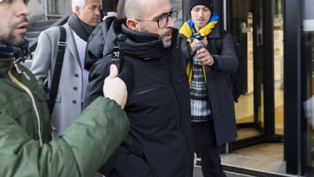 Barbesitzer Jacques Moretti (Bildmitte) muss sich am Mittwoch den Fragen der Opfer-Anwälte stellen. Auf Fragen von Journalisten äusserte er sich nicht.