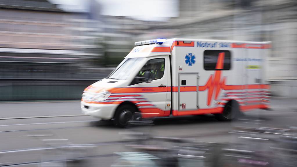Die Ambulanz fuhr den verletzten Rollerfahrer ins Spital. (Symbolbild)