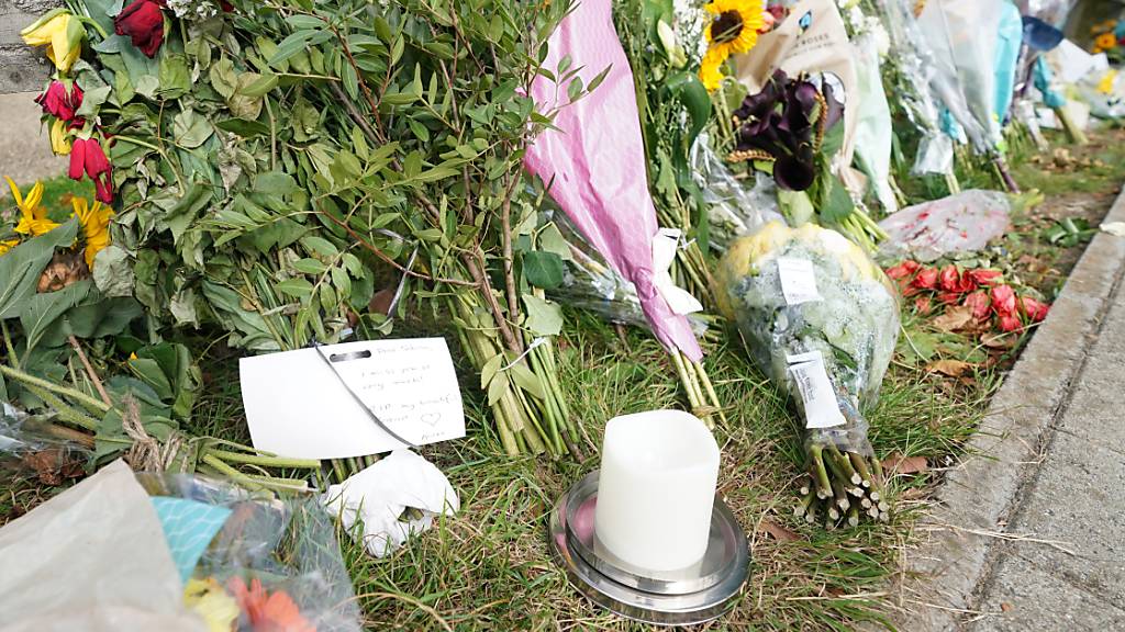 Blumensträusse im Cator Park in Südlondon in der Nähe des Tatorts, an dem die Leiche einer jungen Frau gefunden wurde.