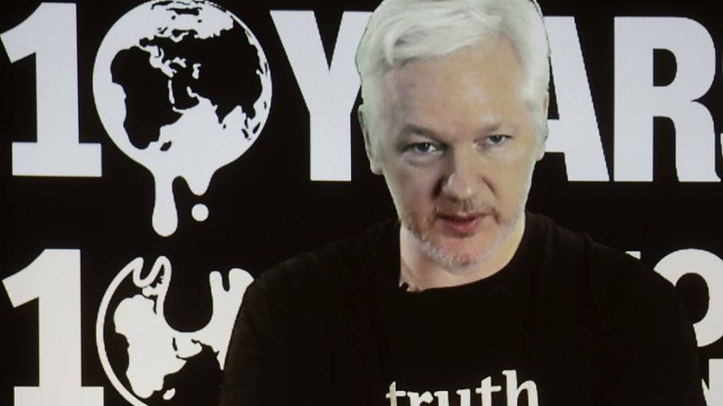 Wikileaks-Gründer Julian Assange kündigt per Videoschaltung neue Veröffentlichungen an.