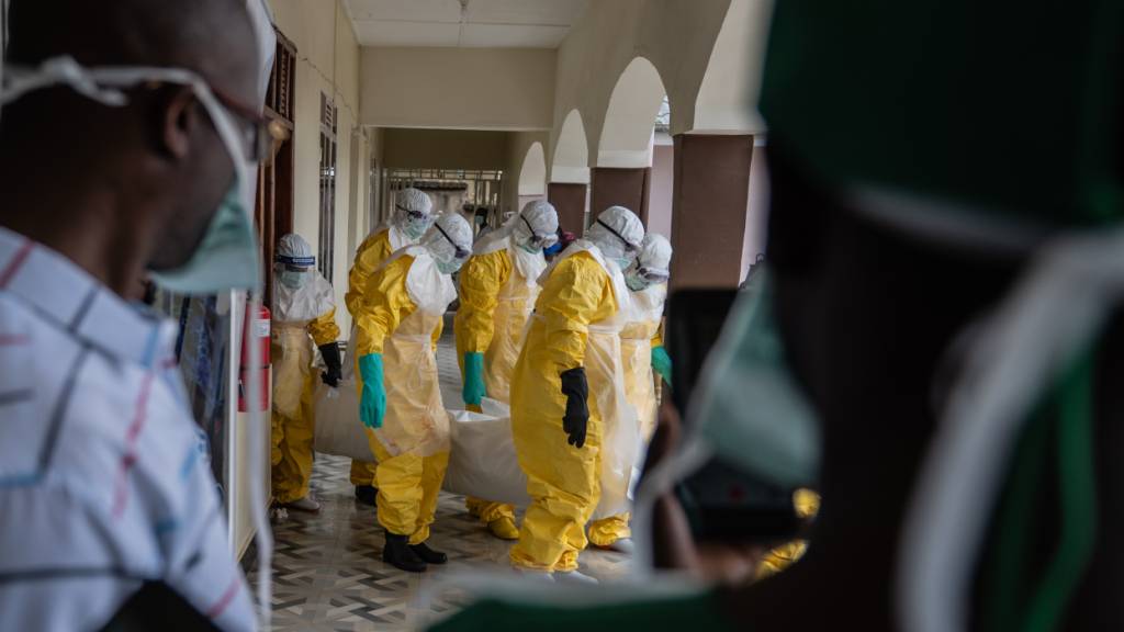 ARCHIV - Abtransport eines Ebola-Opfers in einem Krankenhaus im Kongo. Foto: Moses Sawasawa/AP/dpa/Archivbild