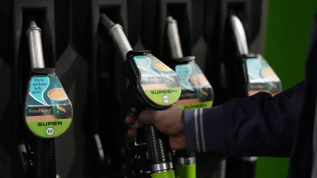 Wegen stark gestiegener Spritpreise hat der deutsche Bundestag neue Massnahmen beschlossen. Künftig dürfen Tankstellen nur noch einmal am Tag, um 12 Uhr, die Preise erhöhen. (Archivbild)