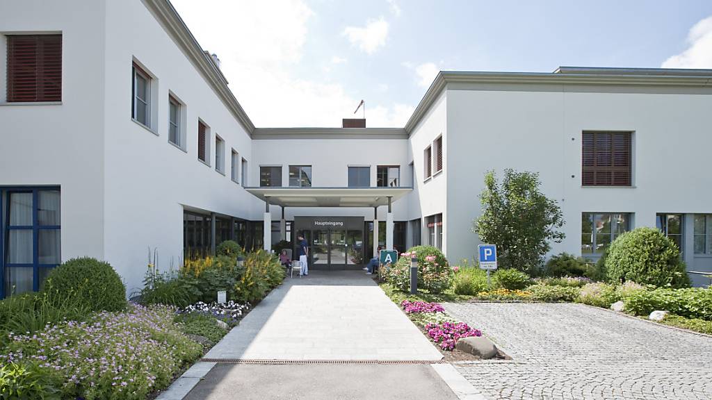 Nach der Schliessung des Spitals in Flawil wurde nun das Gebäude an die Solviva AG verkauft. Geplant ist ein Neubau. (Archivbild)
