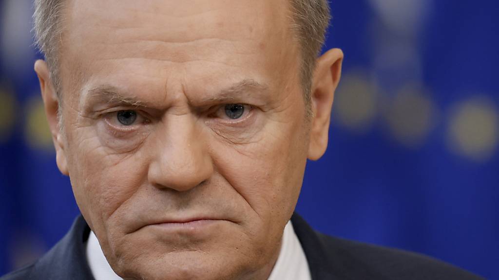 Der polnische Premierminister Donald Tusk hört sich eine Frage an, während er mit Journalisten spricht. Foto: Omar Havana/AP/dpa