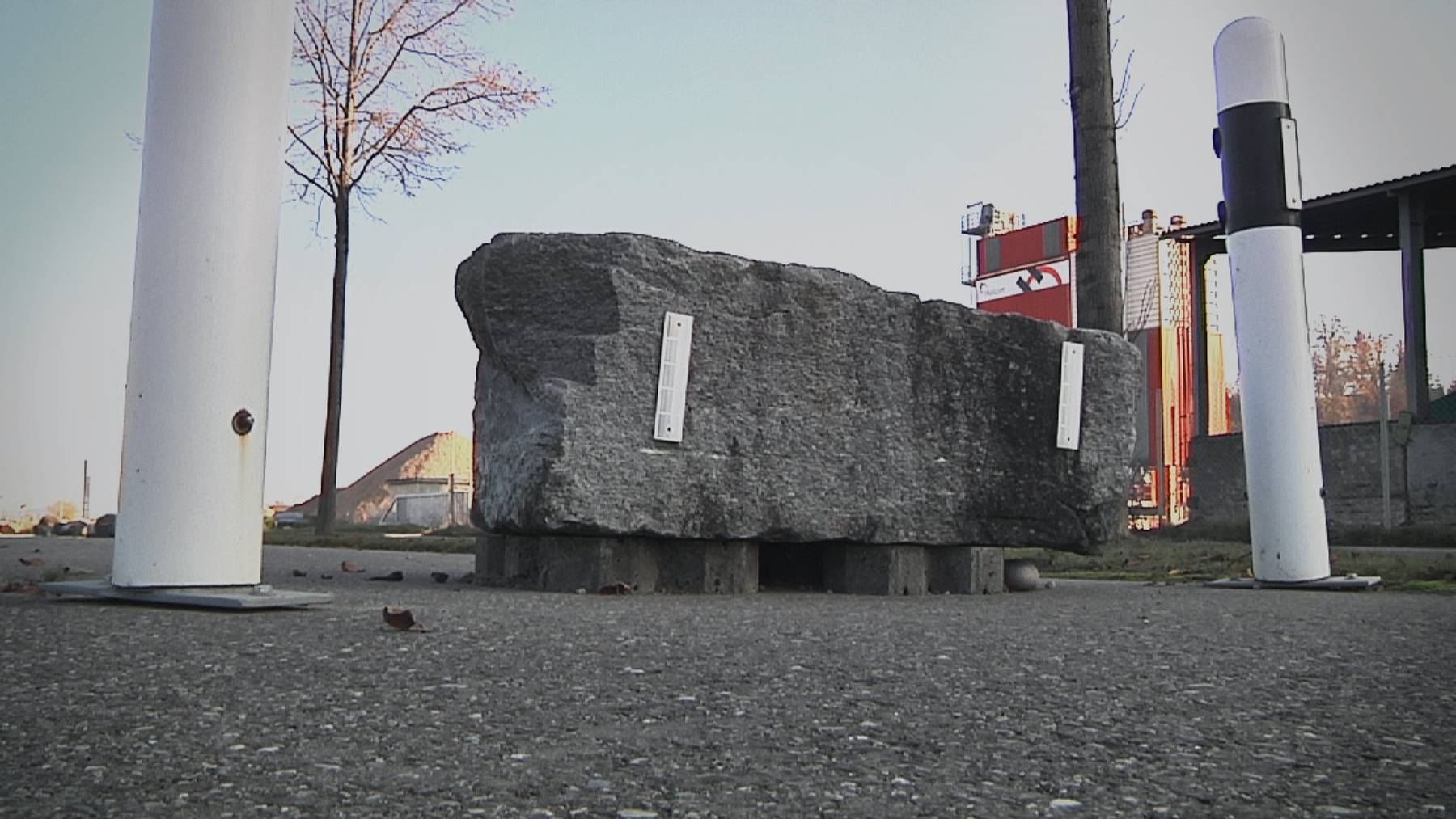 Dieser Stein ist mitten in einem Veloweg plaziert.