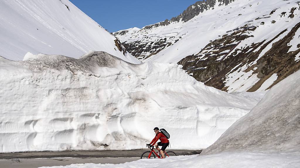 Ein Radfahrer fährt 2021 nach der Aufhebung der Wintersperre über den Oberalppass. (Archivaufnahme)