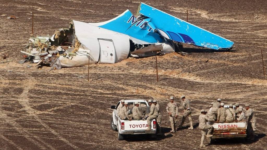 Das zerstörte Flugzeugheck nach dem Absturz auf der Sinai-Halbinsel. Bild: EPA