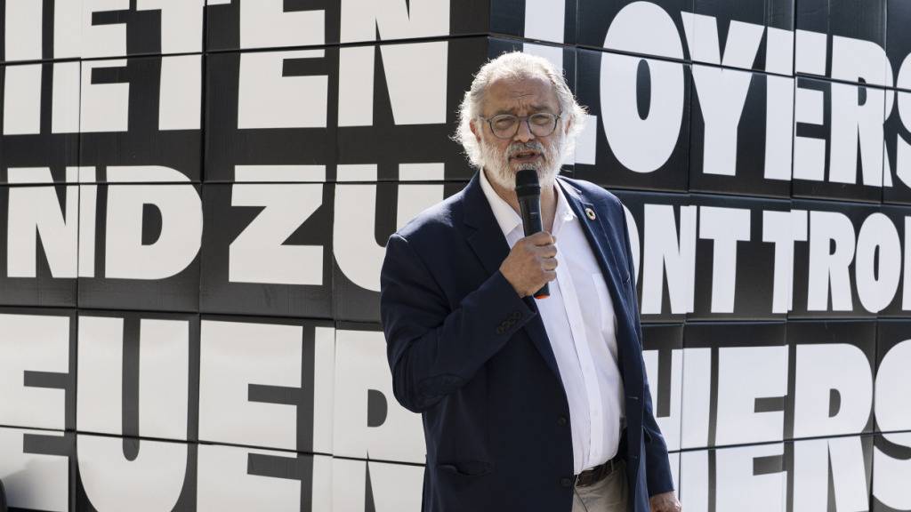 Schon heute sei Wohnen zu teuer, findet der Genfer SP-Ständerat Carlo Sommaruga. Dass Mieterinnen und Mieter nun noch mehr zahlen sollen, will er nicht hinnehmen. Mit einem Appell forderte er den Bundesrat auf, den Gegenvorschlag zur Mietpreis-Initiative zurückzuziehen. (Archivbild)