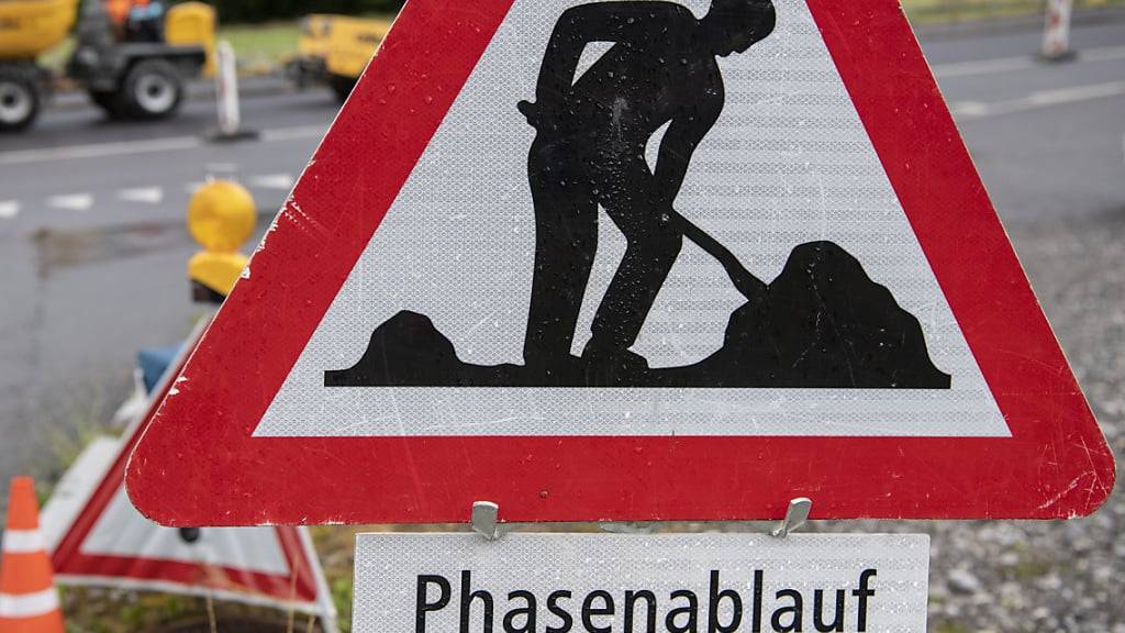 Für Infrastrukturbauten wie Strassen muss der Kanton oft Land von Privaten beanspruchen. (Symbolbild)