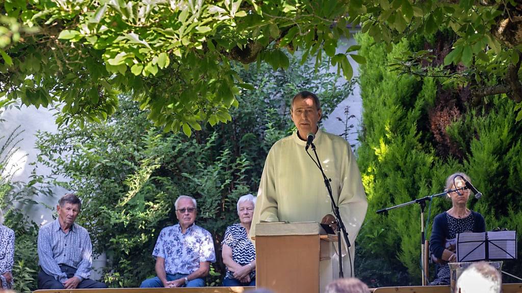 dpatopbilder - Der Polizeiseelsorger Hubertus Kesselheim will für den verletzten Vater aus den Niederlanden beten. Foto: Harald Tittel/dpa