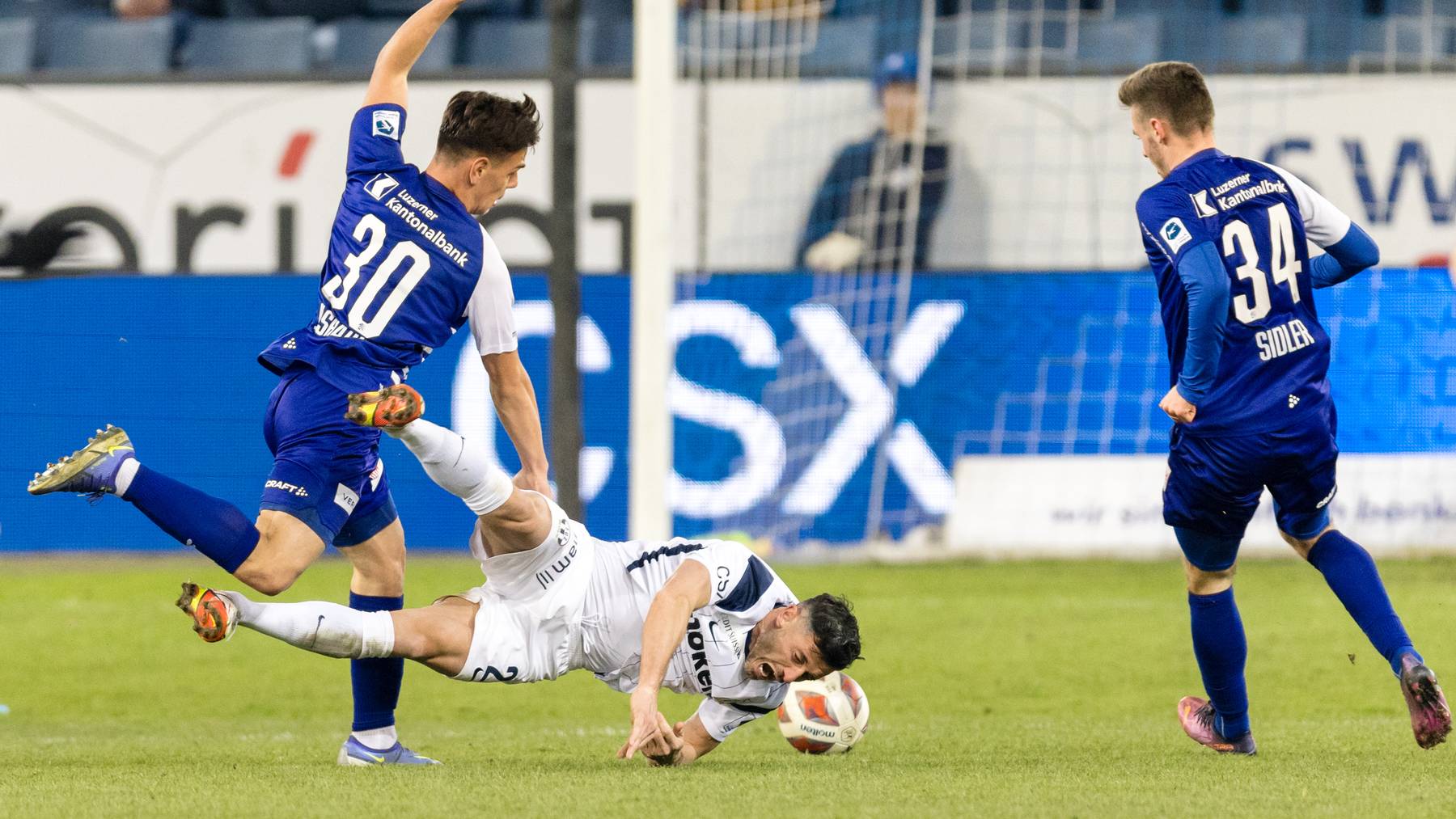 FC Luzerns Ardon Jashari, links, und Silvan Sidler, rechts, gegen FC Zuerichs Blerim Dzemaili, Mitte, im Fussball Meisterschaftsspiel der Super League zwischen dem FC Luzern und dem FC Zuerich am Mittwoch, 2. Maerz 2022 in der Swissporarena in Luzern.