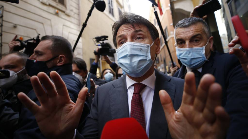 Giuseppe Conte (M), Ex-Ministerpräsident von Italien, will zurück in die Politik.