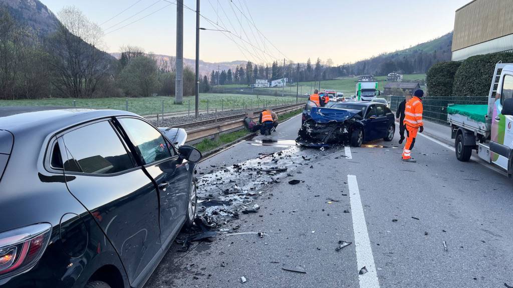 Bei einer Frontalkollision zwischen zwei Personenwagen wurden in Wolfenschiessen NW drei Personen erheblich verletzt.