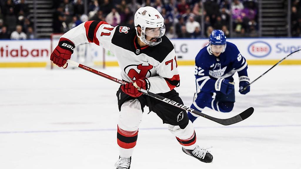 Defensivverteidiger Jonas Siegenthaler (links) steht bei den New Jersey Devils bis 2028 unter Vertrag