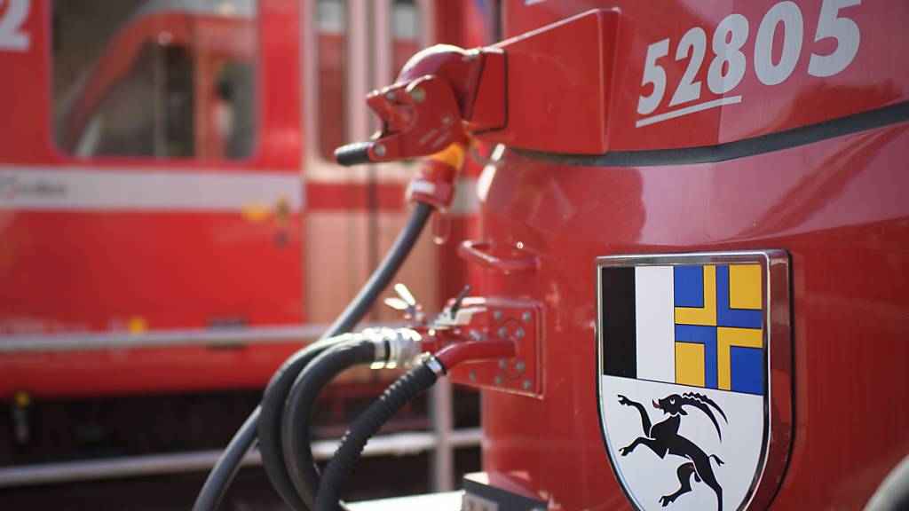 Mann fällt zwischen Zug und Perron und wird tödlich verletzt