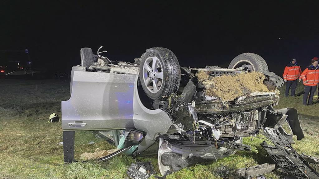 Unfälle von Junglenkern: Nach dem tödlichen Unfall in Dättwil prallt ein Neulenker in Baden in einen Hauseingang.