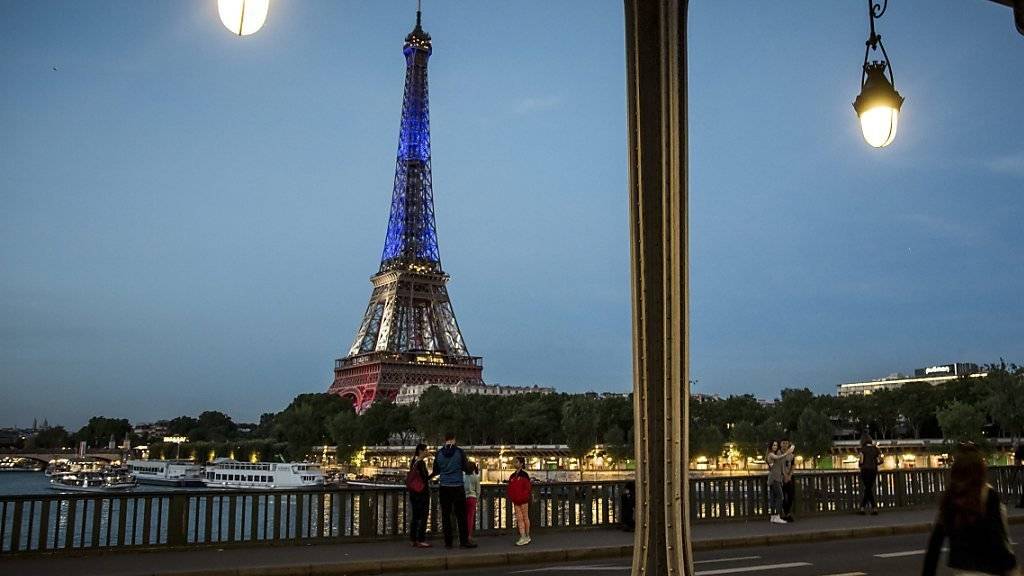 Warum genau es zur Evakuierung des Eiffelturms in Paris kam, ist nicht restlos geklärt. Es handelte sich aber um einen Fehlalarm. (Archivbild)