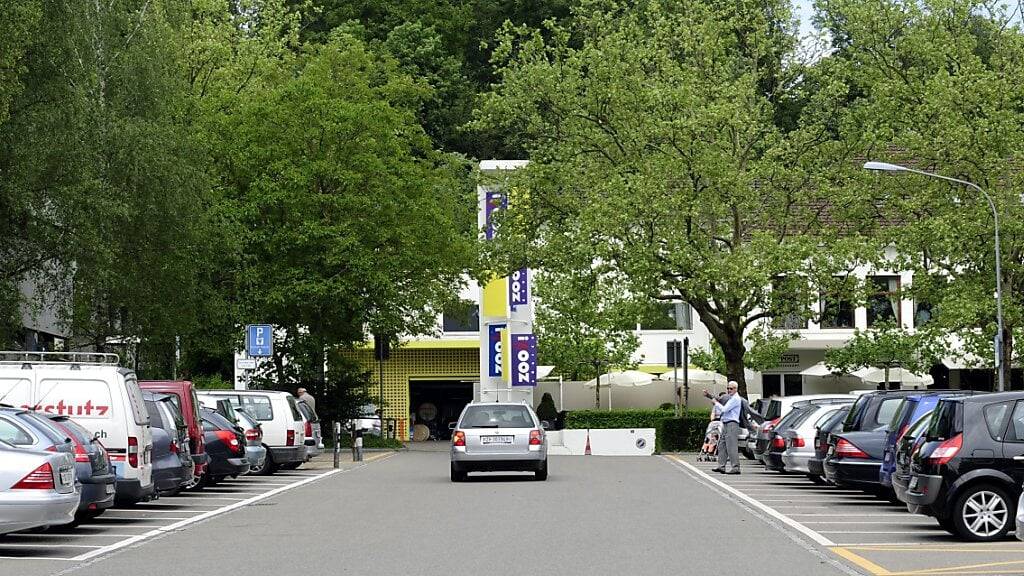 Die Parkplätze beim Zoo Zürich sind an betriebsamen Tagen jeweils schnell besetzt. Ein Anwohner geht nun gegen die Alternative, Plätze beim Dolder-Bad, vor. (Archivbild)