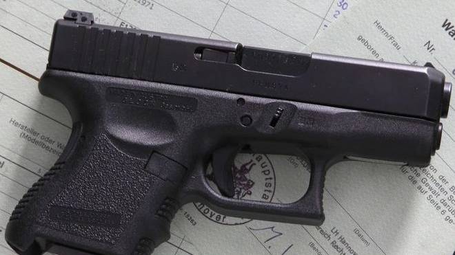 Mit einer solchen Waffe - im Bild eine Pistole Glock 26 mit Kaliber 9mm - schoss eine unbekannte Person in Götzis in die Luft.